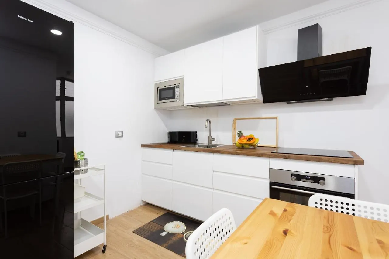 Apartment Home2Book Design Black & White Santa Cruz Home